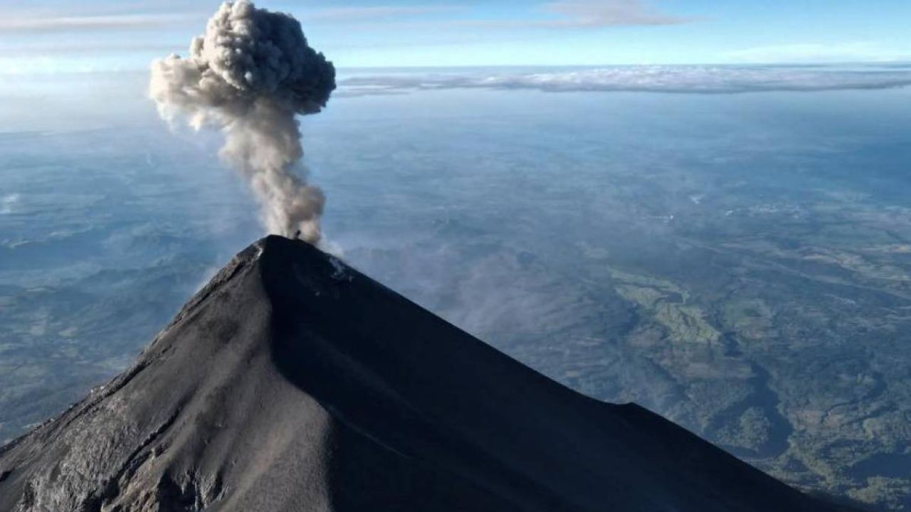 Volcán de fuego vuelve a la calma pero autoridades de Guatemala continúan en alerta