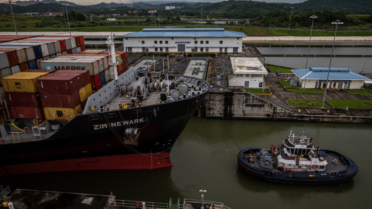 Trump afirma que los barcos de EEUU deberían pasar gratis por los canales de Panamá y Suez
