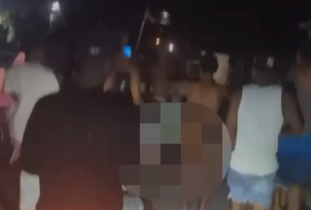 Jóvenes se pasean desnudos en avenida principal de Monte Plata