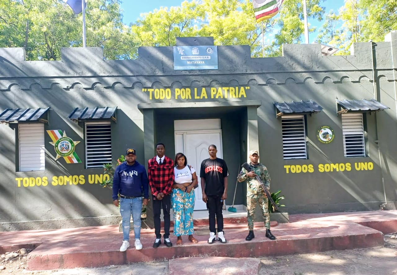 Ejército RD detiene a tres haitianos con documentos falsificados en San Juan
