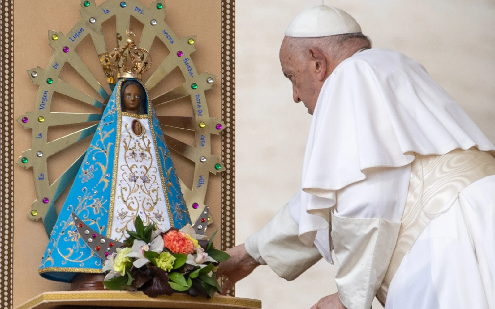 El papa dejó como último regalo una estatua de la Virgen de Luján a la Universidad Católica