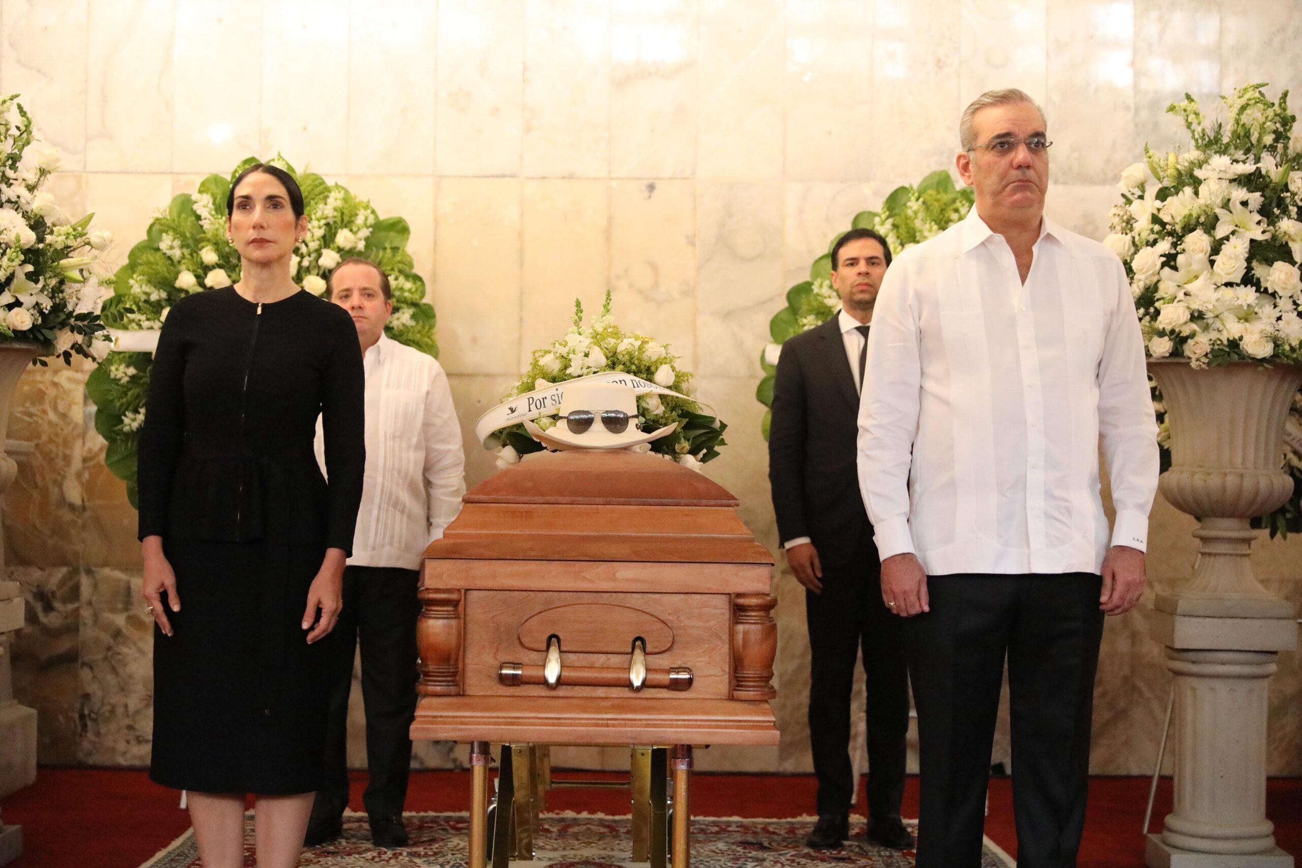 Presidente Abinader y Raquel Arbaje encabezan guardia de honor en funeral de Rubby Pérez