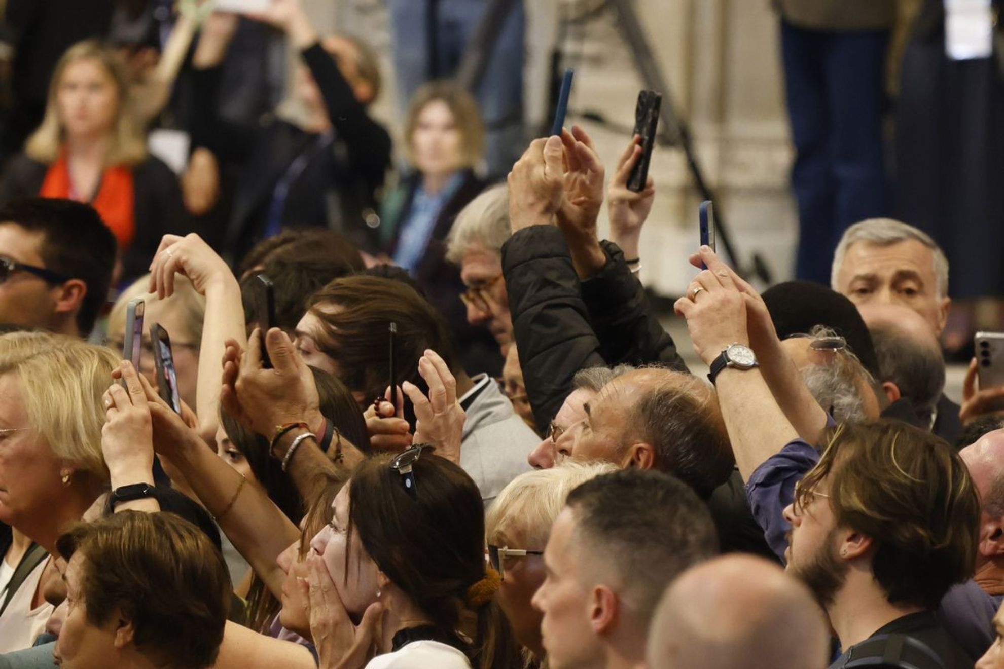Indignación en el Vaticano por selfies frente al féretro del papa Francisco
