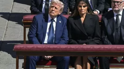 Melania Trump dice que rezó por la paz en el mundo durante el funeral del papa Francisco