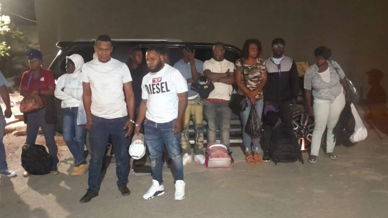 Arrestan a dos hombres que trasladaban a 15 indocumentados en Montecristi
