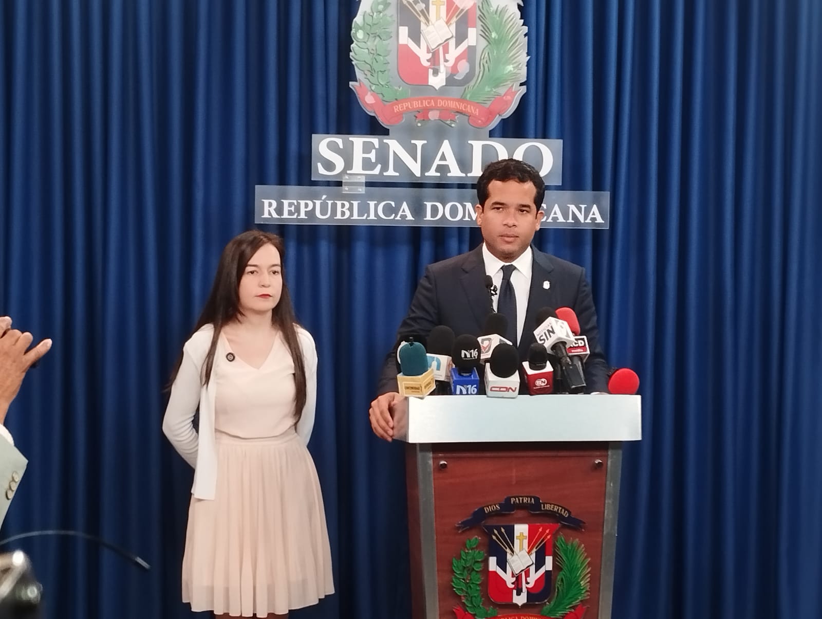 Omar Fernández deposita proyecto de protección víctimas de Jet Set con 10 medidas especiales