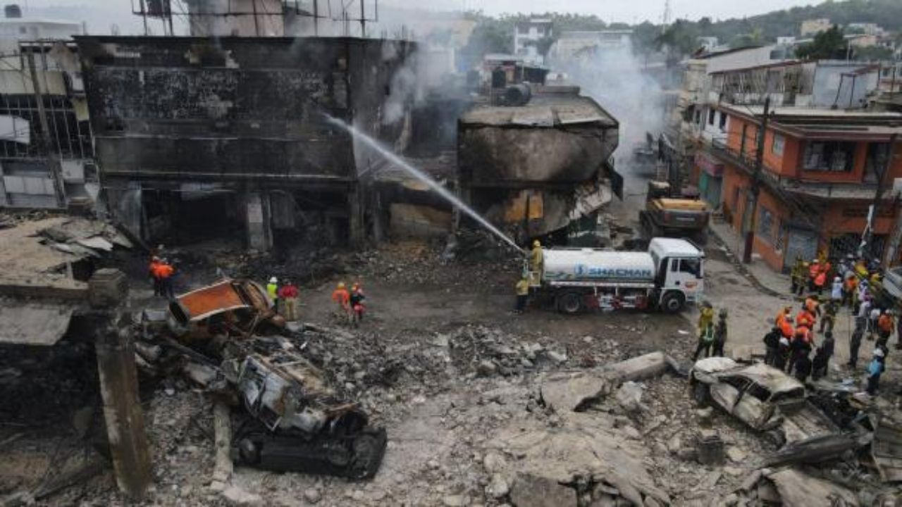 Incendio en edificio, bomberos y escombros