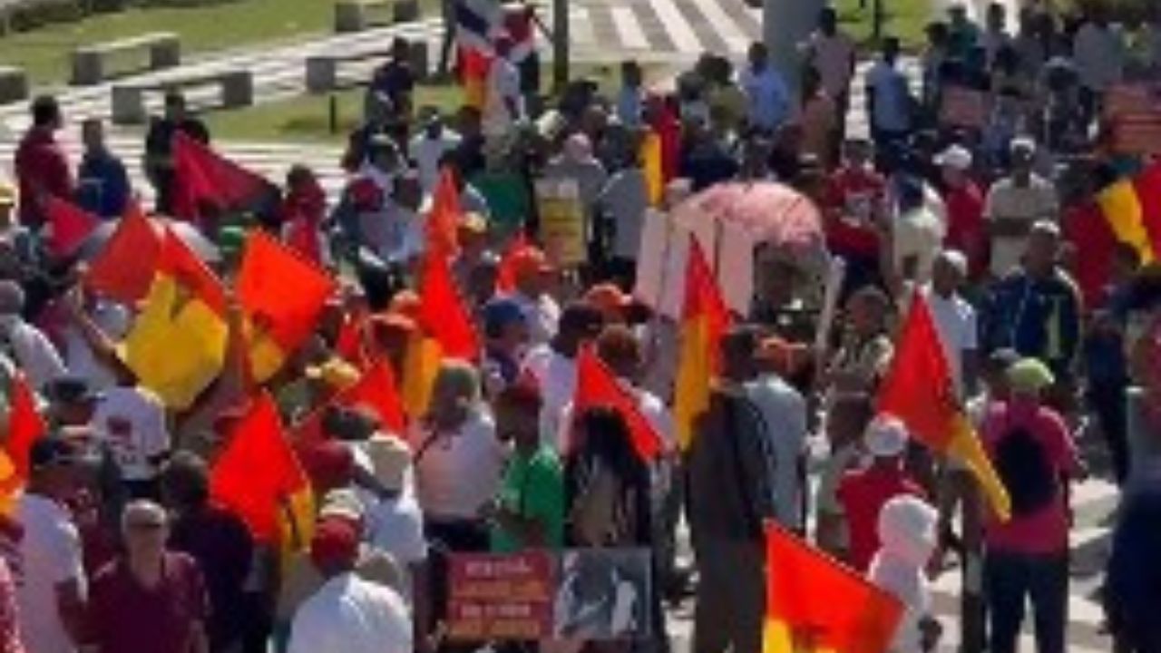 Diversas agrupaciones se concentran en La Trinitaria para exigir respeto a los derechos de extranjeros