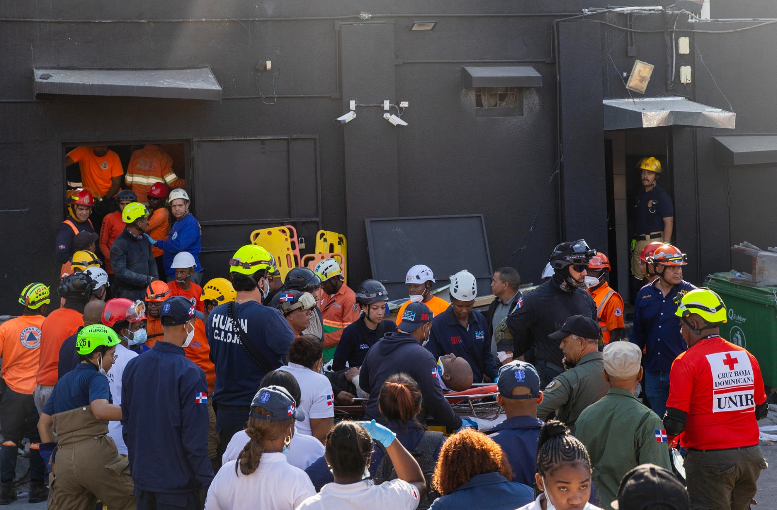 Así realizan proceso de rescate para víctimas de derrumbe en Jet Set