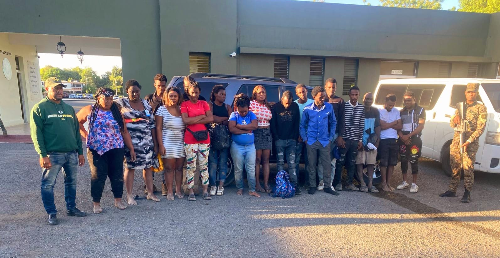 Detienen 17 inmigrantes indocumentados en una jeepeta en Azua