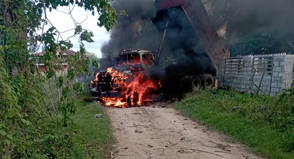 Dos hombres mueren tras incendio de camión en Higüey
