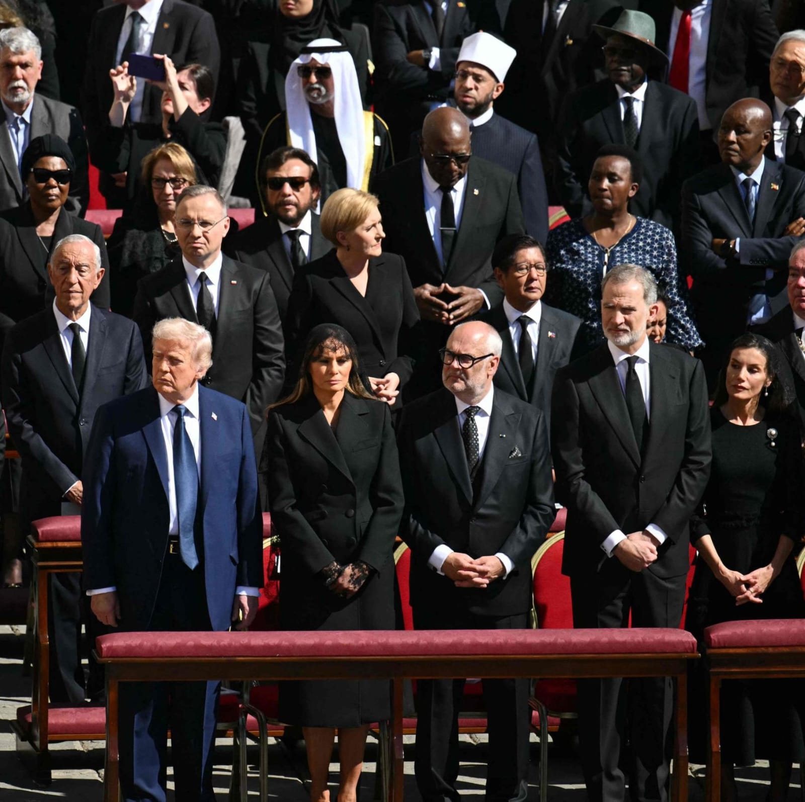 Trump rompe el protocolo en el funeral del Papa Francisco con traje azul
