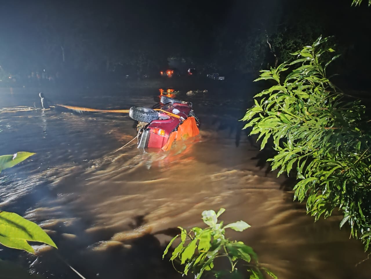 Defensa Civil recupera vehículo arrastrado por el río Guanuma en Mamá Tingó, Yamasá