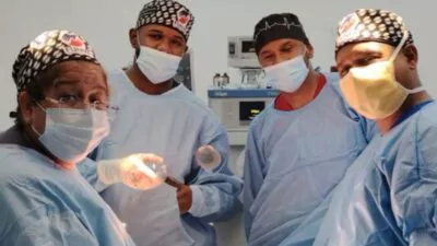 Retiran más de 30 libras de cada seno a una mujer durante un operativo quirúrgico en Barahona
