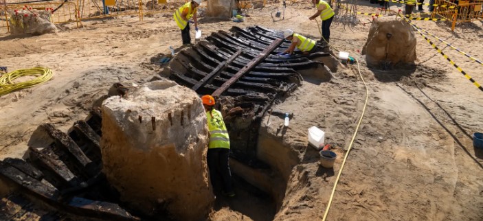 Hallan en Barcelona los restos de un barco del siglo XV mientras excavaban para un parqueo