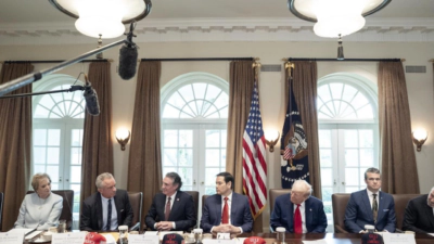 Trump celebra con su gabinete sus primeros 100 días y culpa a Biden del «caos» económico