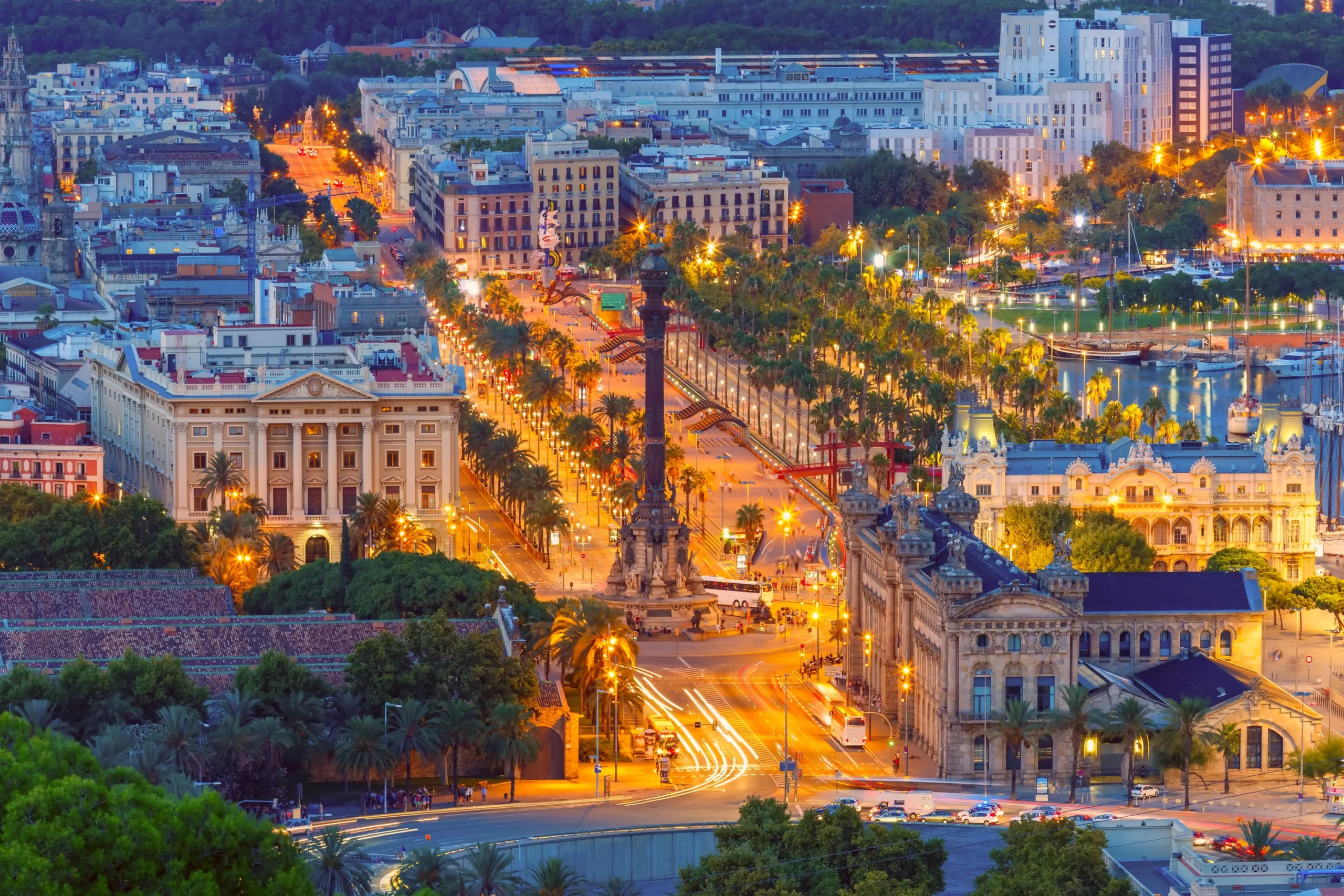 Vista nocturna de la ciudad iluminada