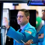 Wall Street cierra con fuertes ganancias tras retraso de Trump de los aranceles a la UE