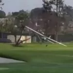 Momento en que avioneta aterriza en un campo de golf de California