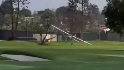 Momento en que avioneta aterriza en un campo de golf de California