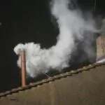 El secreto detrás del humo blanco en el cónclave: cómo se produce