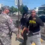 Hombre alterado bloquea elevado de la Churchill, cierra la Kennedy y provoca caos vehicular