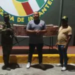 Arrestan hombre escondía contrabando de cigarrillos en compartimento fabricado debajo de automóvil