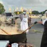 FEDA y chef Solangel Velázquez realizan Asopao de Mariscos con Coco para mil personas, en Samaná.