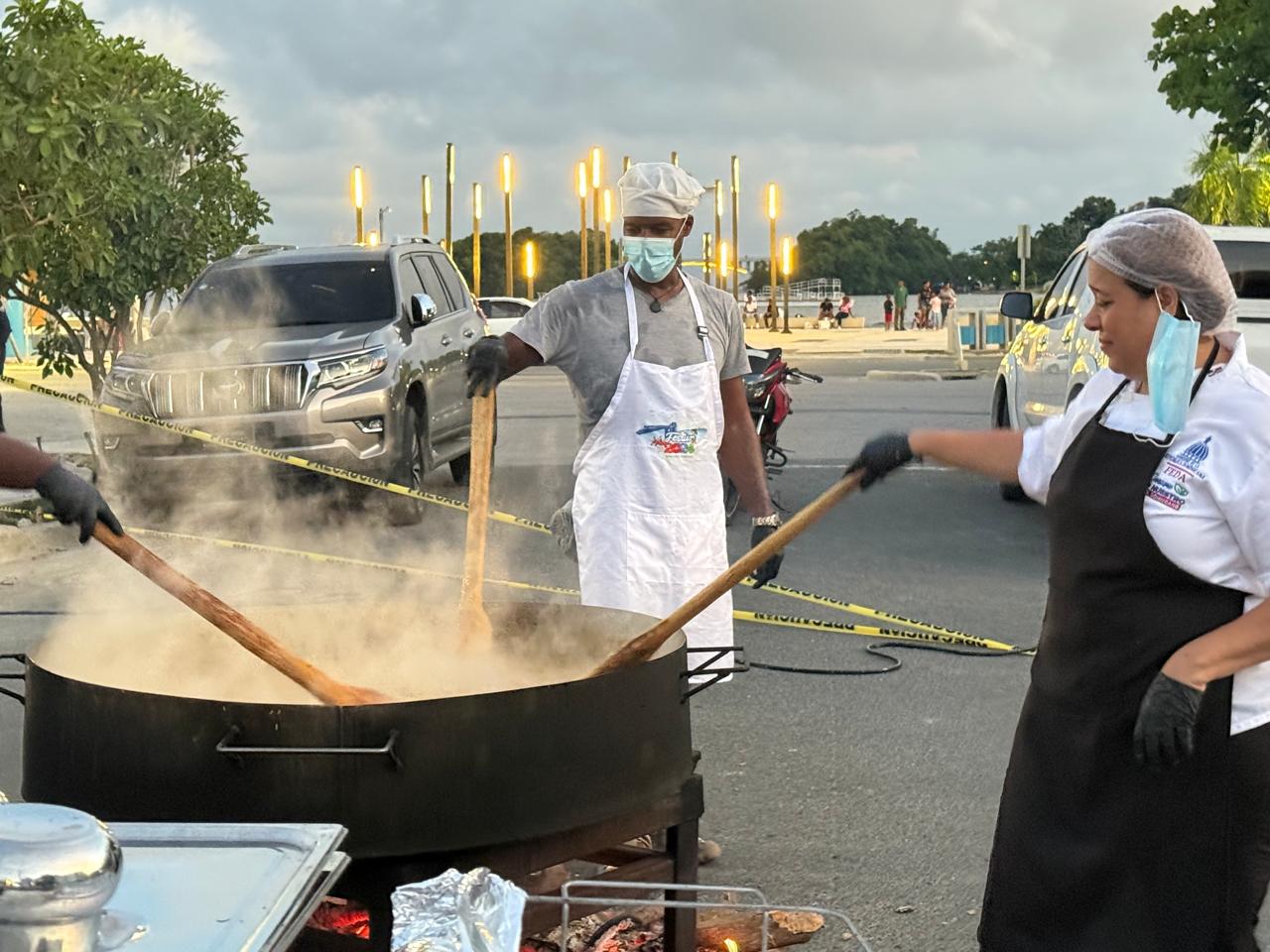 FEDA y chef Solangel Velázquez realizan Asopao de Mariscos con Coco para mil personas, en Samaná.