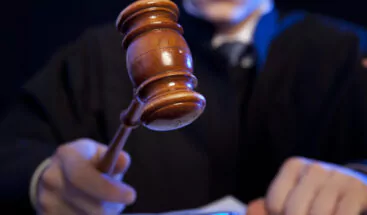 Dictan tres meses de prisión preventiva a mujer acusada de quemarle las manos a su hijo