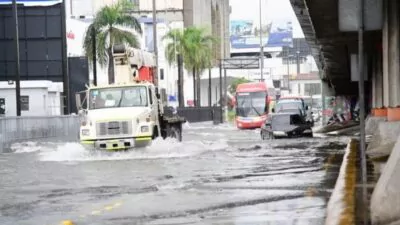 Lluvias causan inundaciones y caos en sectores del Gran Santo Domingo