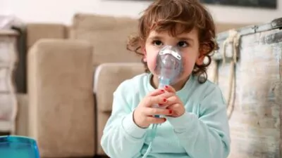 Niños expuestos a humo de tabaco, nacidos por cesárea y que no ingieren leche materna tienen mayor riesgo de asma, según experto