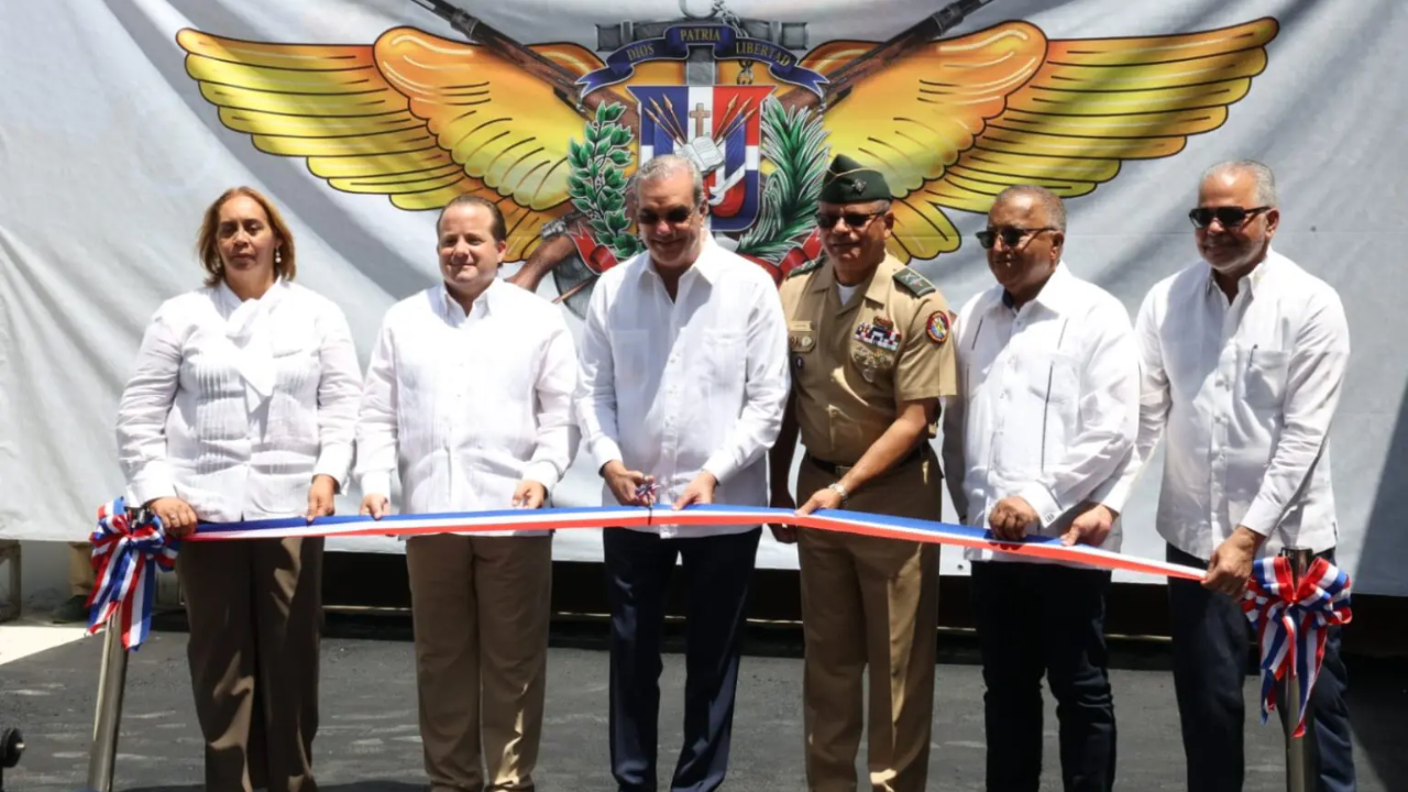 Abinader inaugura planta de ensamblaje de vehículos militares en San Cristóbal