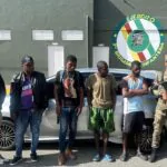 Apresan conductor que ocultaba indocumentados en el baúl de un vehículo en San Juan