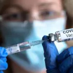 ¿Por qué EE. UU. sigue registrando cientos de muertes semanales por COVID-19? expertos explican