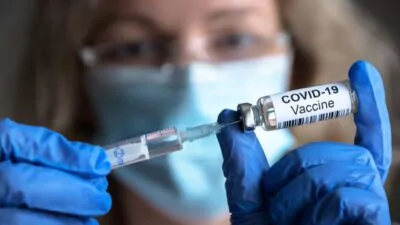 ¿Por qué EE. UU. sigue registrando cientos de muertes semanales por COVID-19? expertos explican