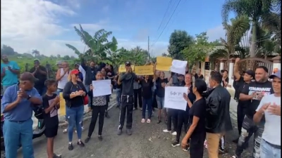 Residentes de La Guama en Cayetano Germosén protestan exigiendo arreglo de carretera