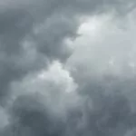 Ligera nube de polvo sahariano cubre el cielo; alertan aguaceros locales por la tarde