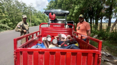 Detienen a haitiano que transportaba a compatriotas ocultos bajo una lona en motocicleta de tres ruedas
