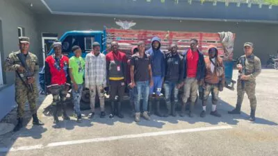 Detienen camionero con 13 inmigrantes indocumentados bajo una lona en Duvergé
