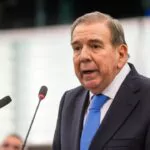 Edmundo González hospitalizado en Madrid por una bajada de tensión