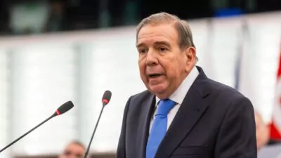 Edmundo González hospitalizado en Madrid por una bajada de tensión