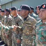 Ejército supervisa soldados que fueron enviados para fortalecer seguridad en la zona fronteriza