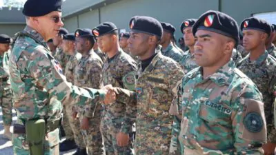 Ejército supervisa soldados que fueron enviados para fortalecer seguridad en la zona fronteriza