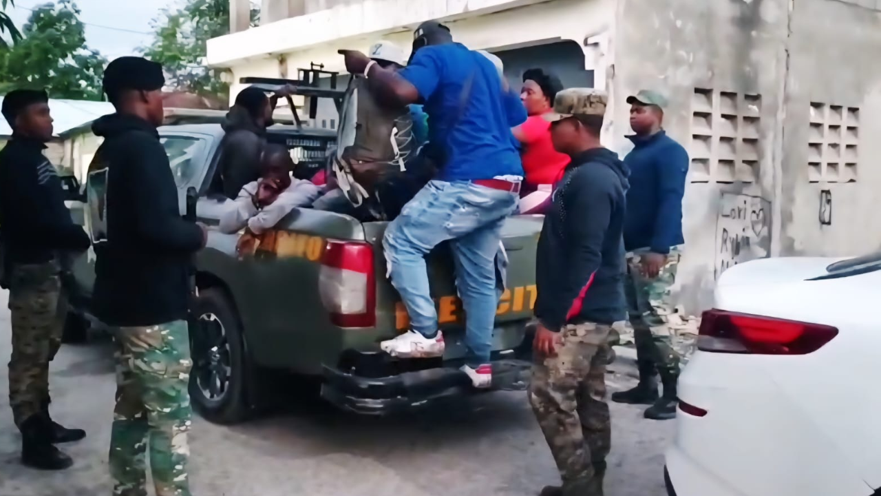 Ejército intercepta vehículo con inmigrantes indocumentados en San Juan de la Maguana