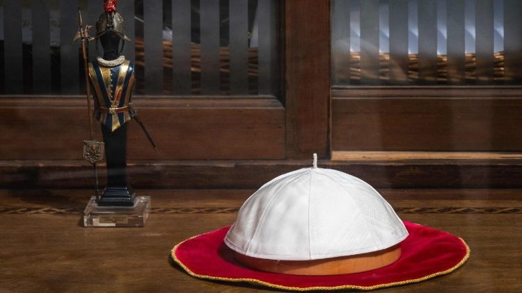 Gorro papal blanco sobre mesa