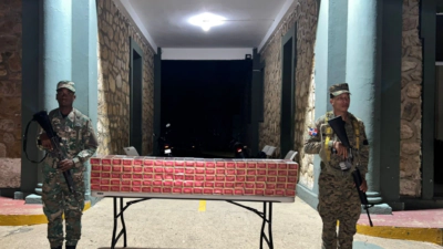 Ejército dominicano incauta 100 paquetes de cigarrillos y detiene a haitiano en Elías Piña