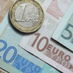 El euro cae a 1,13 dólares tras datos malos de la economía de la eurozona