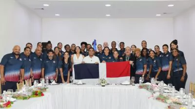 Kelvin Cruz entrega bandera de RD a las Reinas del Caribe que van a la Liga de Naciones 2025