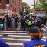 Graduaciones en Columbia en medio de protestas propalestinas, quema de diplomas y abucheos